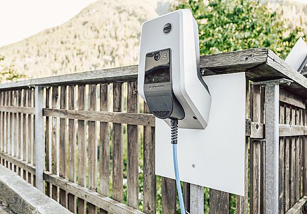 ferien-wohnen_E-Ladestation_beim_Haus_Paznaun_apar