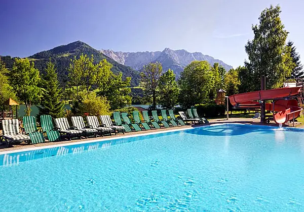 Schwimmbad mit Rutsche im Ferienclub Bellevue am Walchsee