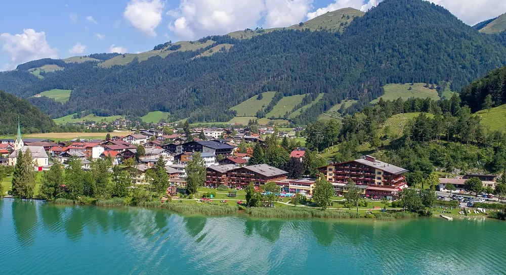 Zimmerausblick auf den See und Zahmer Kaiser im Ferienclub Bellevue am Walchsee
