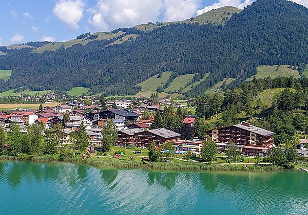 Zimmerausblick auf den See und Zahmer Kaiser im Ferienclub Bellevue am Walchsee