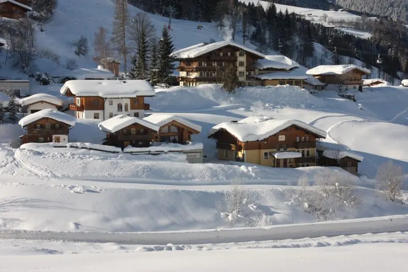 Blick auf das winterliche Feriendorf Stallergut in Maria Alm