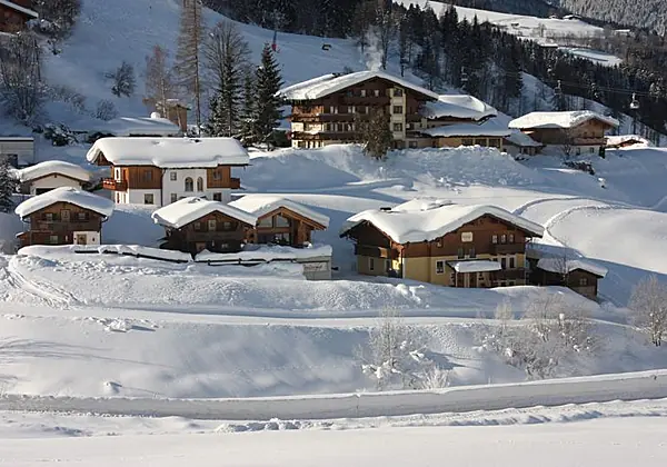 Blick auf das winterliche Feriendorf Stallergut in Maria Alm