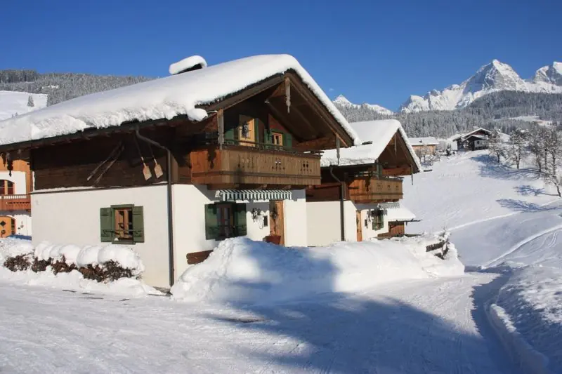Verschneites Chalet im Feriendorf Stallergut in Maria Alm