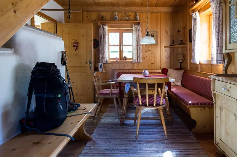 Eine gemütliche Essecke in den Stallergut Chalets in Maria Alm