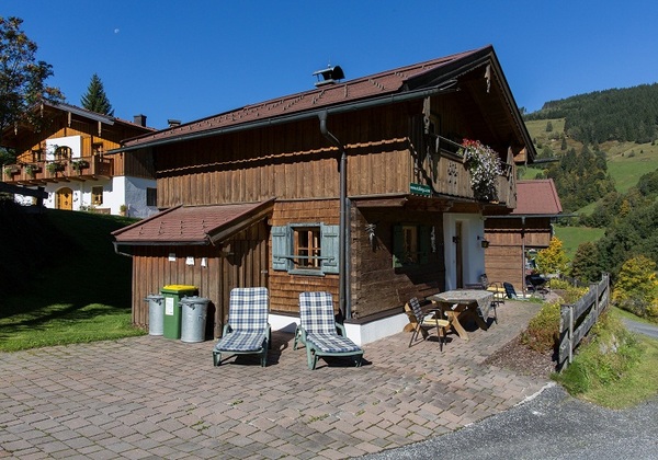 Blick auf eine Holzhütte im Feriendorf Stallergut in Maria Alm