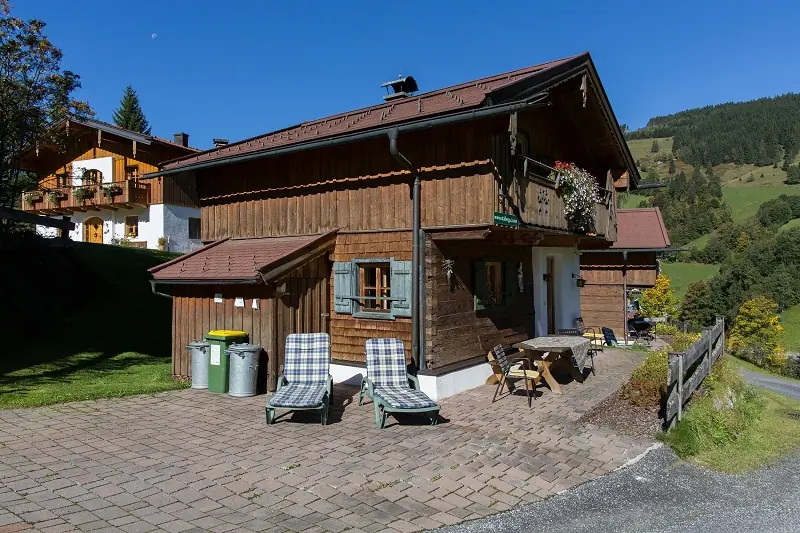 Blick auf eine Holzhütte im Feriendorf Stallergut in Maria Alm