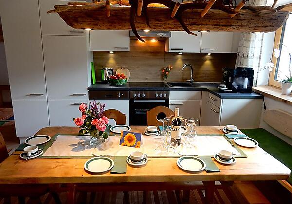 Küche mit großer Sitzecke aus Holz