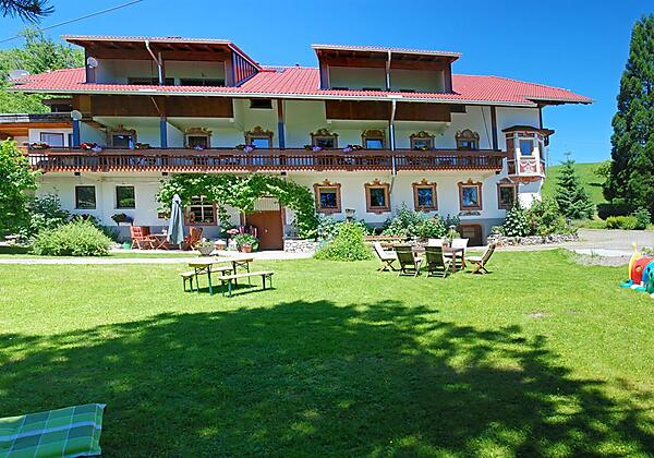 Mit großer Gartenanlage