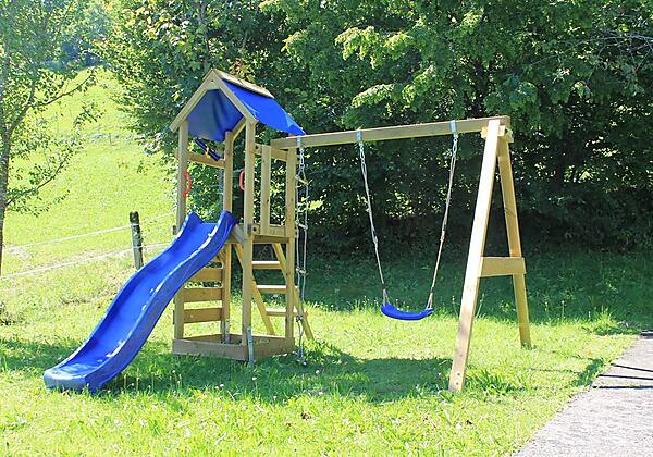 Kinderspielturm im Garten