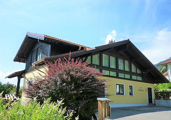 Hausansicht im Sommer