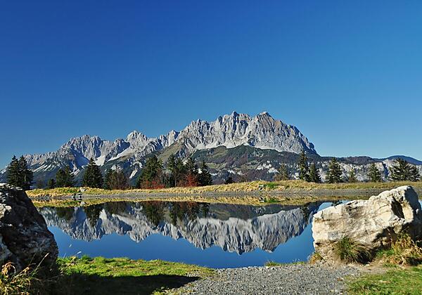 Wilder Kaiser spiegelt sich im Schlosserbergsee (c