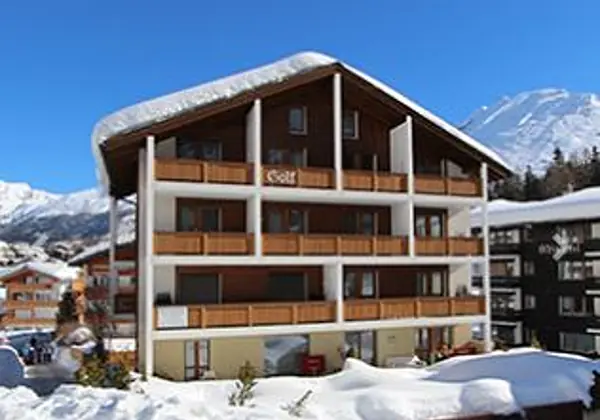 Aussenansicht vom Ferienhaus-Apartment Golf in Saas-Fee im Sommer