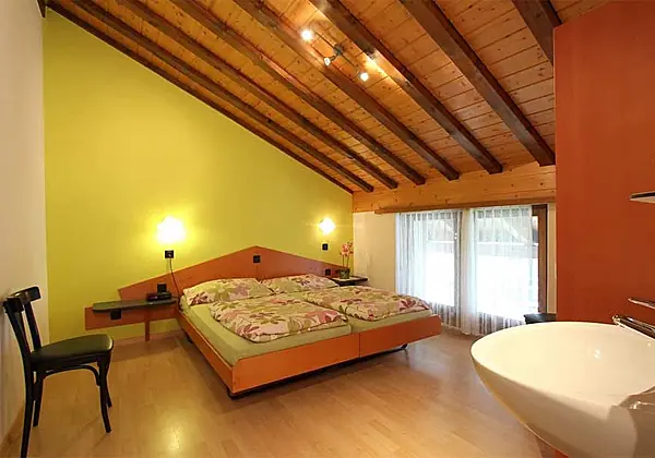 Das Schlafzimmer 1 von der Ferienwohnung 6 im Ferienhaus-Apartment Golf