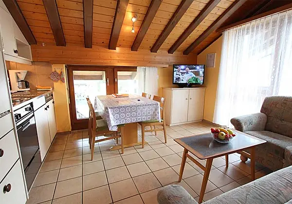Die Küche mit Wohnbereich von der Ferienwohnung 6 im Ferienhaus-Apartment Golf