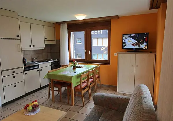 Die Küche mit Wohnbereich von der Ferienwohnung 1 im Ferienhaus-Apartment Golf
