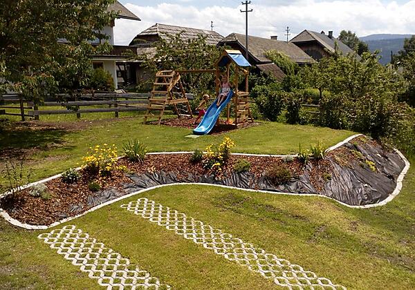 Garten und Parkplatz