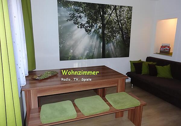 Esstisch und Wohnzimmer