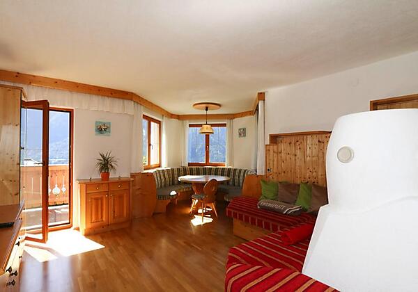 große Stube mit beheizbaren Kachelofen