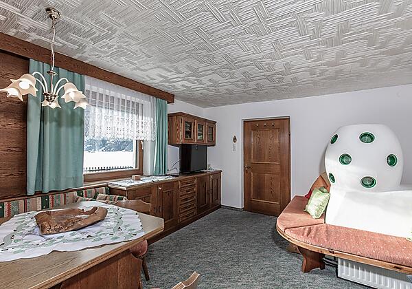 Tiroler Stube mit Kachelofen