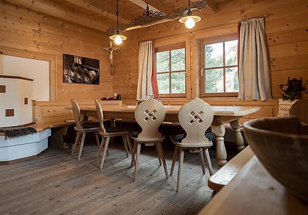 Küche mit Kachelofen