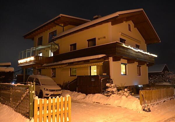 Haus Außenansicht bei Nacht