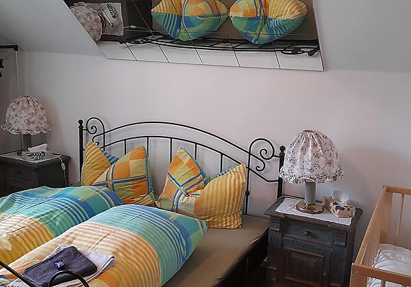 Schlafzimmer mit Babybett