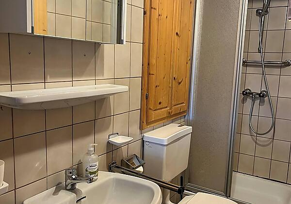 Badezimmer mit Dusche u. WC