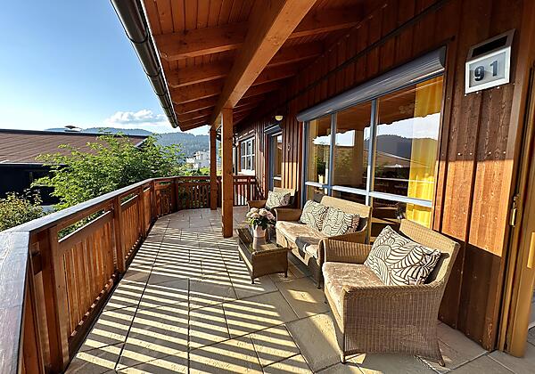 Sonnenterrasse mit gemütlichen Sitzmöbeln