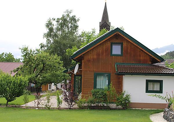 Ostansicht mit Terasse und Gartenanteil