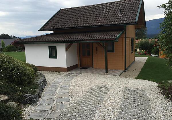 Eingang und Parkplatz