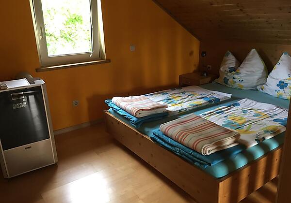 Doppelbett in der Mansarde