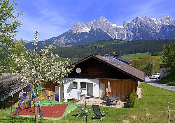 Rückansicht mit Terasse