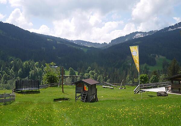 Grosse Spielwiese mit "flying fox"