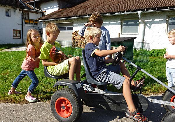 Kinder auf dem Kettcar