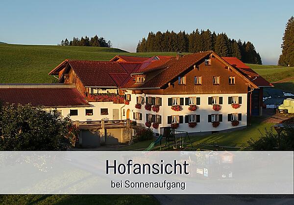 Hofansicht bei Sonnenaufgang