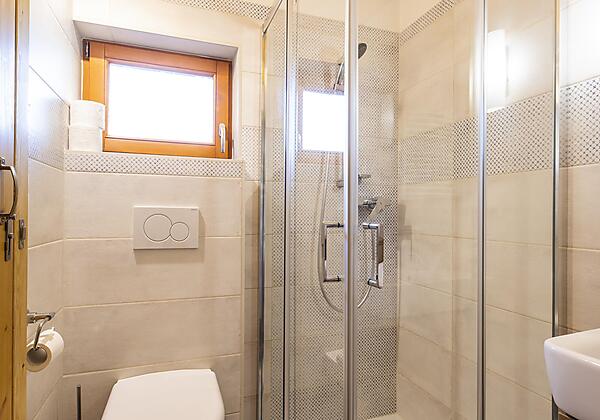 Dusche und WC im Badezimmer