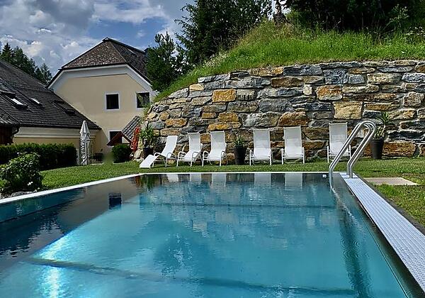 beheizter Swimmingpool im Garten