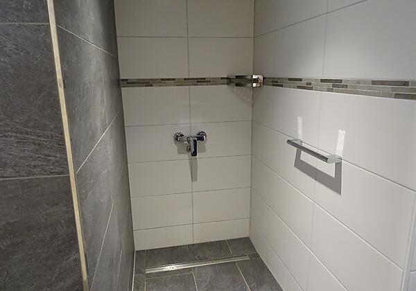 Dusche/Hallenbad