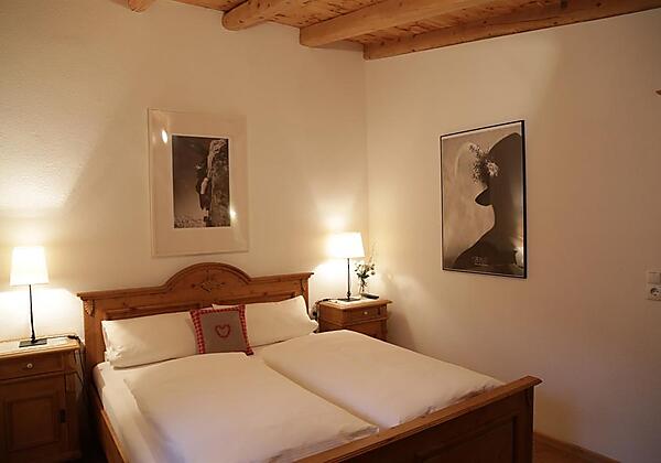 Schlafzimmer mit Doppelbett