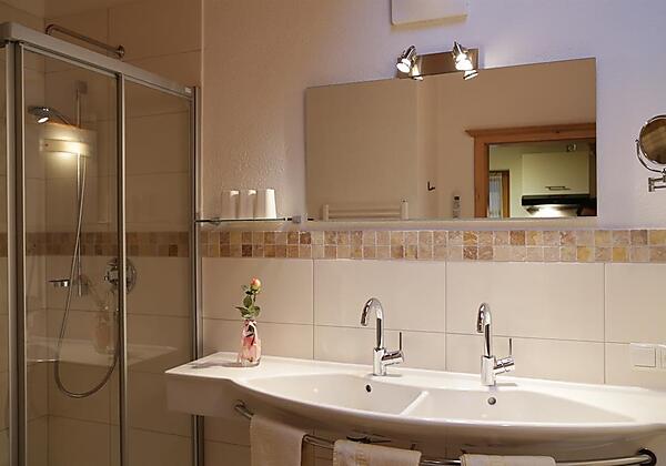 Badezimmer mit Regenwalddusche