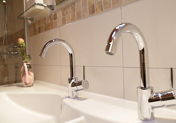 Doppelwaschbecken mit Kosmetikspiegel