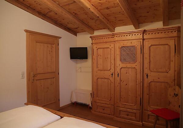 Schlafzimmer mit großzügigem Schrank und Safe