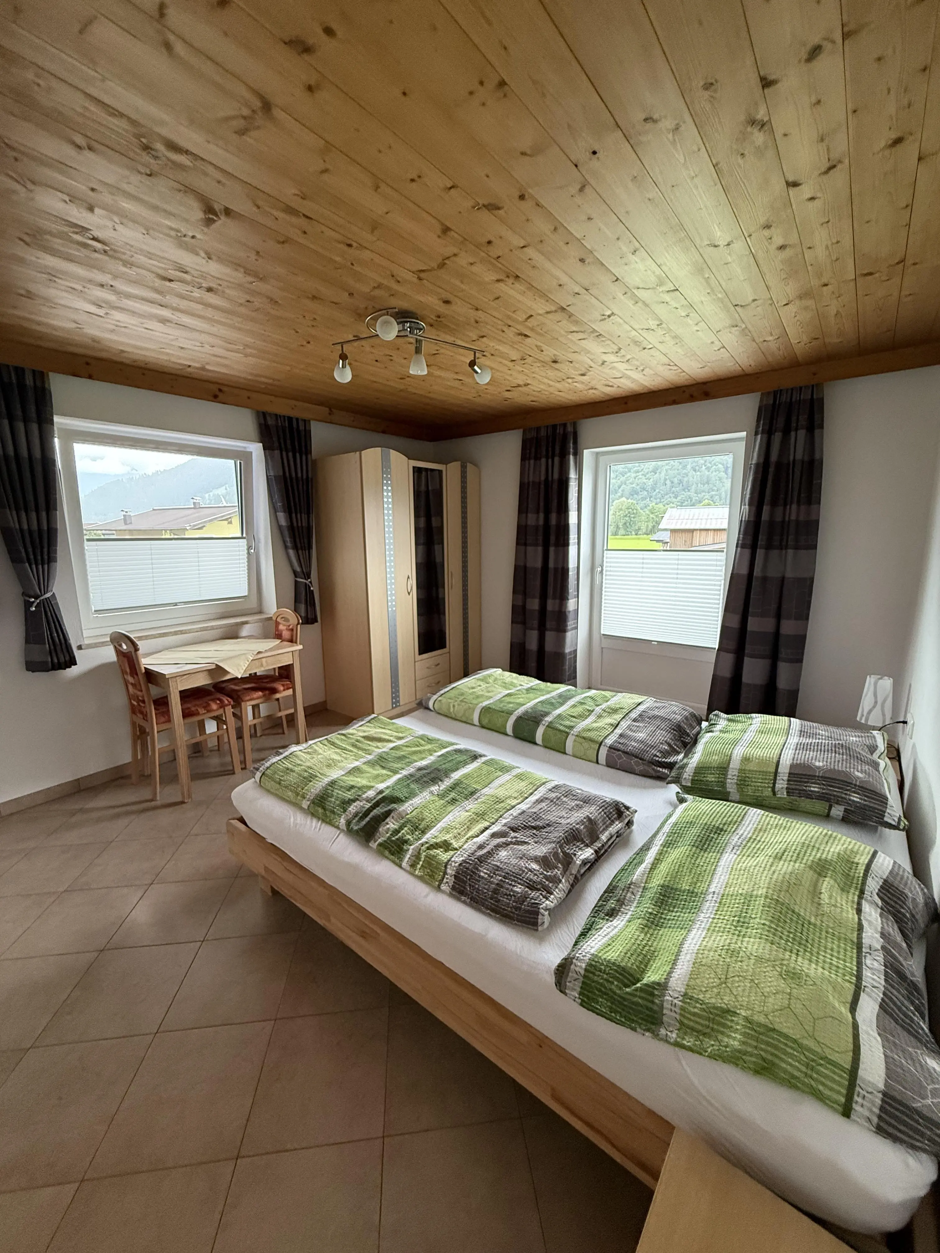 Schlafzimmer 1