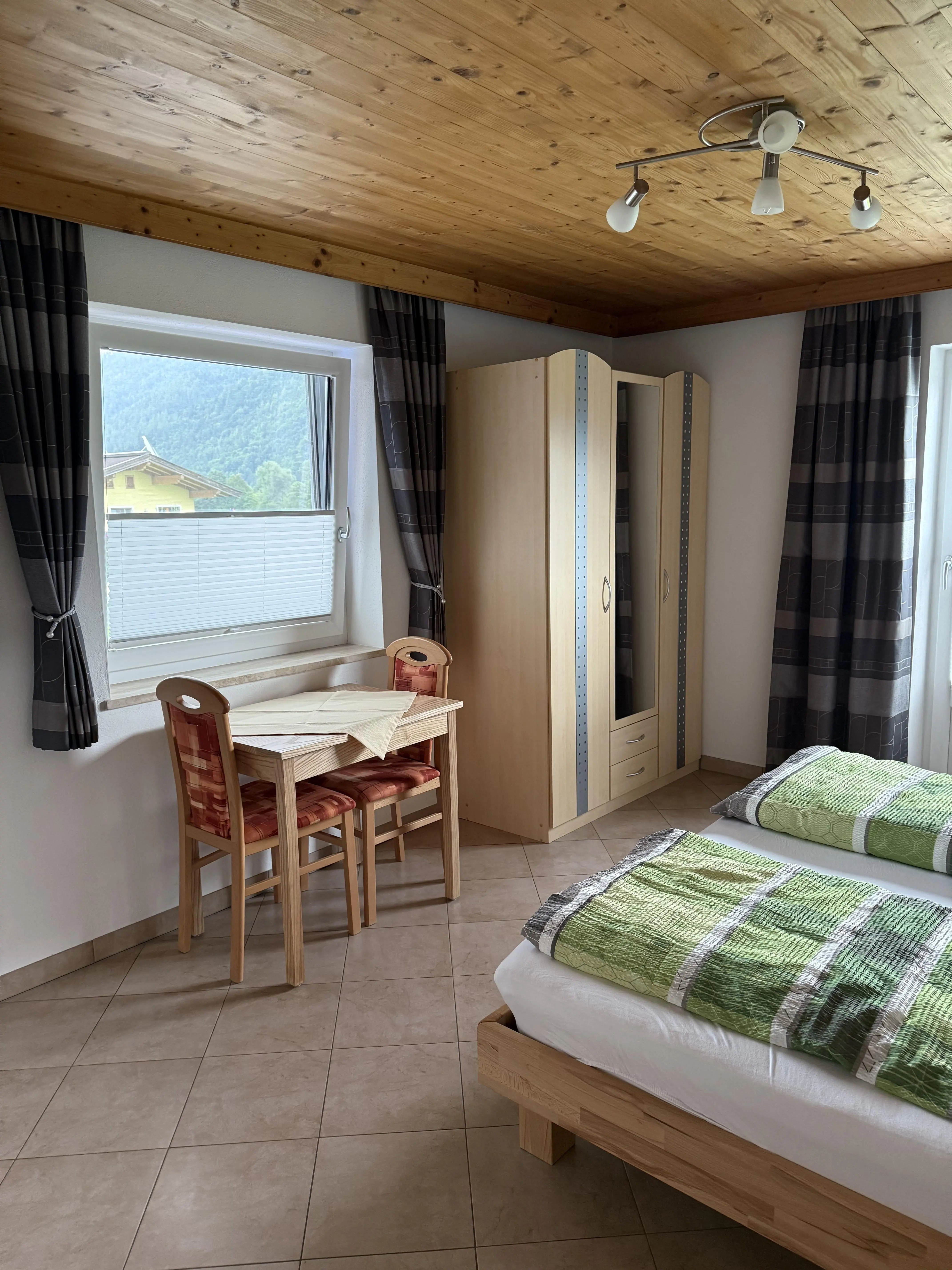 Schlafzimmer 1