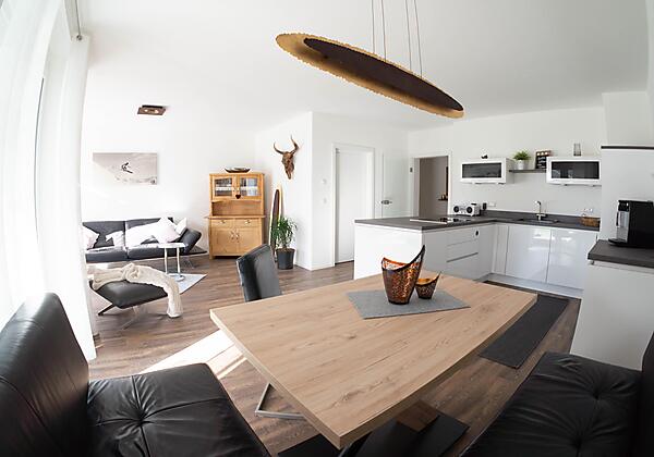 Blick von Essecke in Wohnraum und Küche