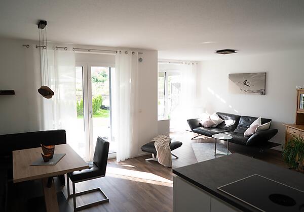 Blick von Küche zur Essecke und in Wohnraum