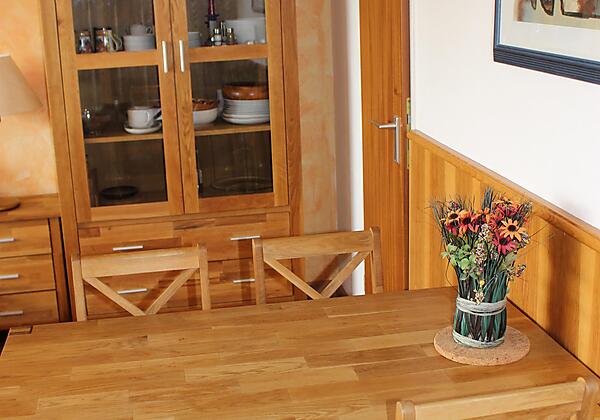 Esstisch und Geschirrschrank