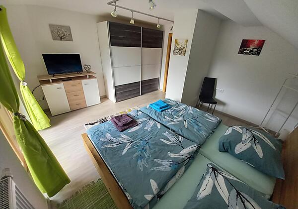 Schlafzimmer 1