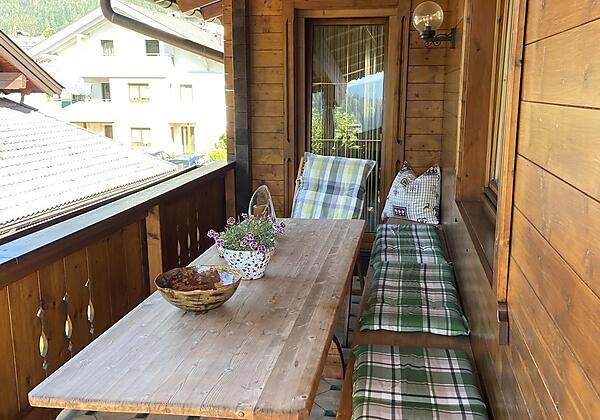 Balkon breit mit Tisch