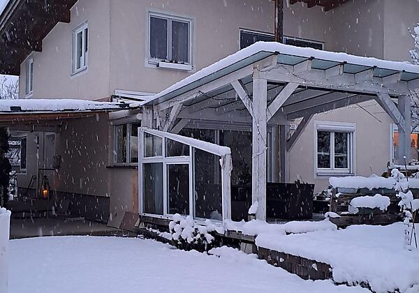 Einfahrt & Parkplatz